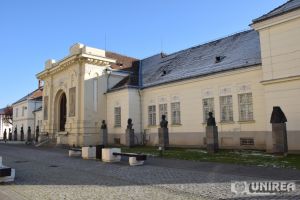 Lapidarium şi zid al recunoştinţei pentru cei 1228 de delegaţi, care au decis unirea Transilvaniei cu România, în faţa Sălii Unirii din Alba Iulia