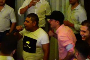 Bataie la un majorat din Ploiesti! Cantaretul de manele a fost luat la bataie de petrecareti dupa ce a refuzat sa mai cante