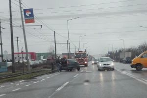 ACCIDENT în Grădişte! Persoană BLOCATĂ în maşină