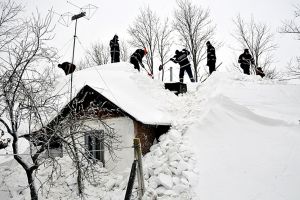 ISU: REGULI de comportare şi acţiune la ÎNZĂPEZIRI şi ÎNGHEŢURI