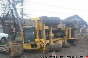 Un tren personal a lovit un buldoexcavator. Șoferul utilajului era BĂUT şi a fugit de la faţa locului