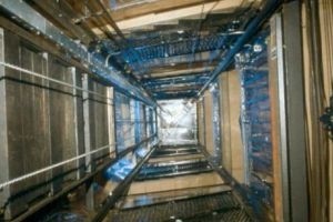 DRAMA unei VEDETE! STRIVITĂ şi MUTILATĂ de LIFT. A avut PUTEREA să DESCRIE fiecare MOMENT