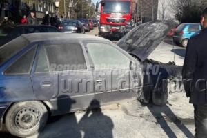 O maşină a luat foc în curtea Spitalului Judeţean Buzău