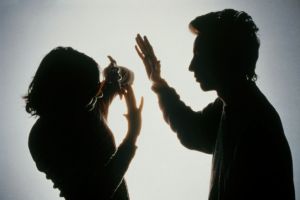 Guvernul a introdus Ordinul de protecţie provizoriu, prin care poliţiştii pot înlătura de îndată agresorul din domiciliu