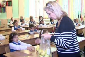 Avem mere la Mărăcineni, dar statul vrea banane în şcoli