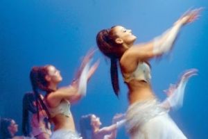 O tânără dansatoare din buric, ARESTATĂ şi EXPULZATĂ din ţară pentru că incită la DESFRÂU