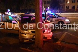 UPDATE. Imagini de la eveniment. Accident rutier in Constanta, pe strada Soveja in zona Școlii de Maistri Militari. O masina a intrat intr-un copac chiar in statia de autobuz (galerie foto+video)  