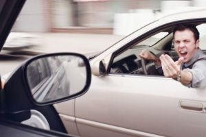 Refuzul persoanelor de a se legitima, înjurăturile în trafic şi semnele obscene vor fi sancţionate cu amenzi mai mari decât în prezent