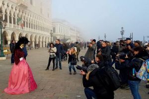 FOTO: O tânără din Alba Iulia a făcut senzaţie, în acest an, la Carnavalul de la Veneţia