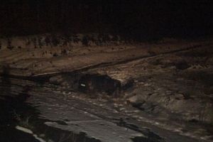 Un bărbat a căzut cu maşina de pe dig în zona „La Iepure” (Foto)