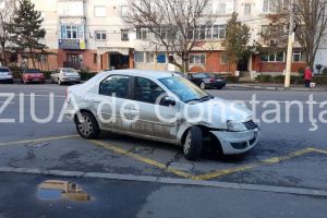 Constanta. Masina lovita pe bulevardul 1 Decembrie, in statia de autobuz