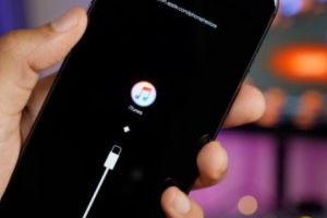 Cea mai mare LOVITURĂ a HACKERILOR din ISTORIE. Într-o secundă, TOȚI UTILIZATORII de iPhone au devenit VULNERABILI în faţa lor