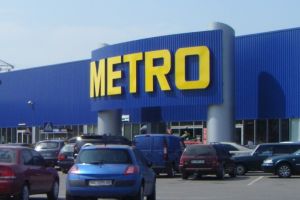 S-a ÎNTÂMPLAT la Metro! Acum, sute de persoane o CAUTĂ şi o DISTRIBUIE