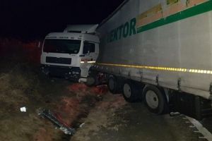 Un TIR scăpat de sub control a blocat traficul între Codlea şi Vlădeni (Foto)
