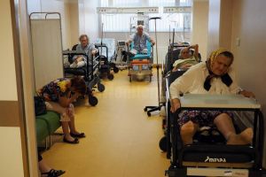 Spitale din judeţ restricţionează accesul vizitatorilor din cauza creşterii numărului ...