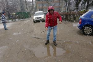 Gropi şi noroi mai ceva ca pe un drum de ţară, în buricul Sucevei
