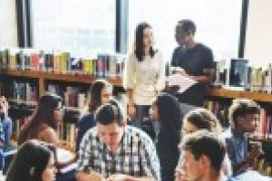 Castiga o bursa pentru a continua studiile liceale in UK!