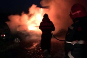 Maşină în flăcări, în Marghita, salvată de un pompier aflat în timpul liber