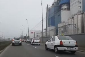 Taximetrist beat, prins de politisti la volanul unei masini careia ii picau rotile