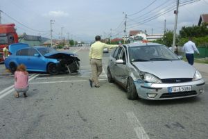 Accident in Maneciu. Doua masini implicate, una a aterizat pe trotuar, lovind un minor