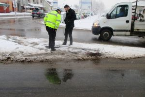 FOTO. Un taximetrist a distrus un indicator şi a plecat. Poliţia Locală l-a găsit şi i-a aplicat o amendă