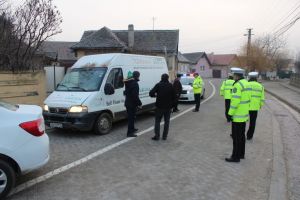 FOTO: Acţiune cu efective mărite a poliţiştilor, la Sebeş. Sute de persoane şi autoturisme verificate şi amenzi de aproape 40.000 de lei aplicate, într-o zi