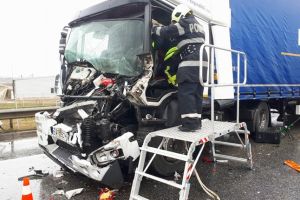 Trei autotrenuri s-au lovit pe centura Lugojului. Un sofer a ramas incarcerat