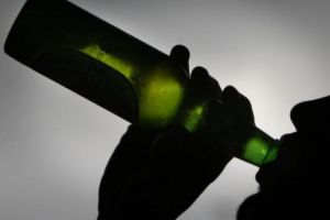 Bun de plată şi cercetat penal: Un tânăr din Sebeş a distrus o fereastră, în toiul nopţii, după ce şi-a băut minţile