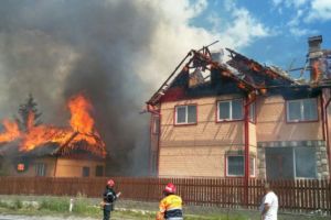 INCENDIU la o casa din Maneciu. Doua echipaje de pompieri se lupta cu flacarile
