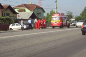 Accident grav! Biciclist luat pe capota unei maşini