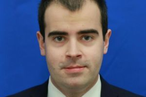 Tatăl deputatului Razvan Priscã foloseşte ilegal la maşină un ecuson eliberat de Camera Deputaţilor! Saracii, n-au si ei bani de parcare...