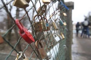 Lacate si declaratii de dragoste pe un pod din Timisoara, de Valentine’s Day. Cheia ajunge in Bega