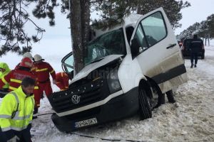 Un microbuz a intrat violent într-un copac, pe drumul spre aeroport