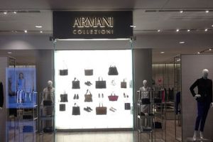 Uniforme Armani pentru elevii unei scoli generale