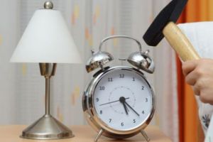 Ştirea că s-ar putea să spunem ADIO orei de VARĂ ar putea fi o soluţie extrem de BUNĂ pentru PSIHIC