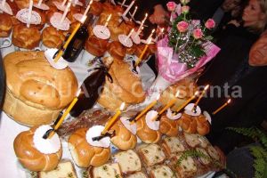 Este Sambata mortilor. Sunt pomeniti cei care s-au stins fara lumanare la capatai