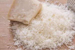 Ce mai fură românii din supermarketurile italienilor: parmezan!