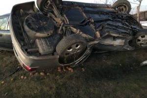 ALBA. Un copil de 16 ani şi doi adulţi au murit după ce au intrat cu maşina într-o ţeavă de gaz