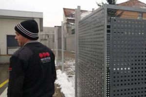 REVOLTĂTOR. Cerşetoare umilită şi închisă într-o CUȘCĂ de paznicii unui magazin