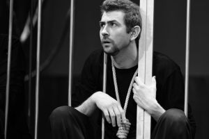 „Un regizor mi-a spus că dacă mă apasă ceva pe suflet, să mă duc să vorbesc cu un copac, pentru că el mă va ajuta.”