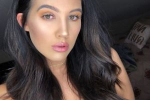 Are cel mai ATRĂGĂTOR posterior din lume şi înnebuneşte bărbaţii cu formele ei APETISANTE! Până şi FEMEILE o admiră. Galerie FOTO 18+