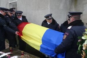 FOTO. Col. Bucur Nicolai, condus pe ultimul drum. Ultimul salut al pompierilor