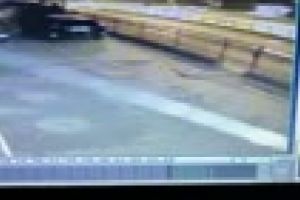 Accident pe Plopilor! A lovit refugiul de tramvai. Accident filmat - VIDEO