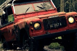 Ai nevoie de doi „BOI PUTERE” ca să urci această PANTĂ. Imaginile VIRALE care surprind BOVINE scoţând un 4x4 din NOROI