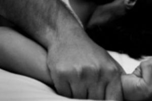 ȘOCANT. O tânără a fost VIOLATĂ şi UMILITĂ într-o casă de pariuri chiar de FOSTUL iubit. Procurorii l-au lăsat în LIBERTATE