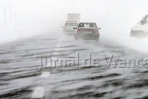 Vine sau nu zăpada? Meteorologii anunţă ninsori până luni dimineaţă