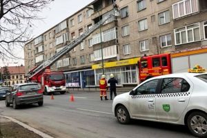 Intervenţie a pompierilor pe Bulevardul 15 Noiembrie, pentru salvarea unui bărbat blocat în casă