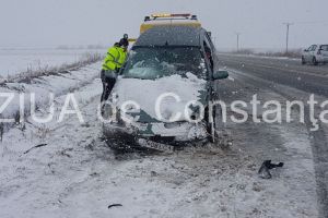 Imagini de la eveniment: O masina a iesit pe contrasens la iesire din Ovidiu (galerie foto+video)  
