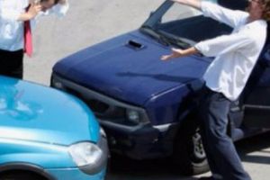 Scene ȘOCANTE în trafic. Un şofer a fost BĂTUT crunt cu o bâtă de baseball