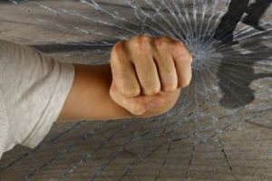 Petrecere-MONSTRU cu BĂTAIE şi atingeri INTIME. Totul s-a petrecut într-un CLUB renumit